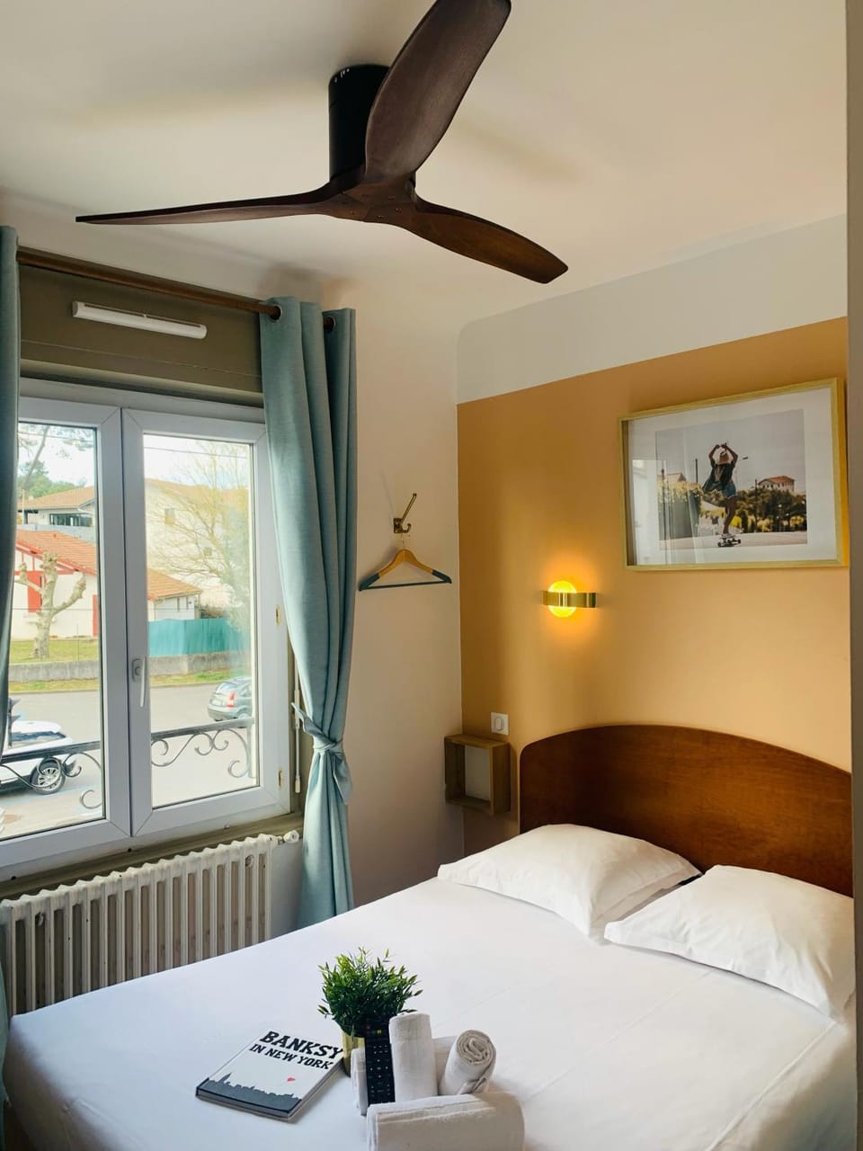 Bathroom, Bedroom, City view, fireplace, internet