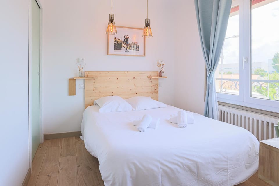 Bed, Bedroom, towels