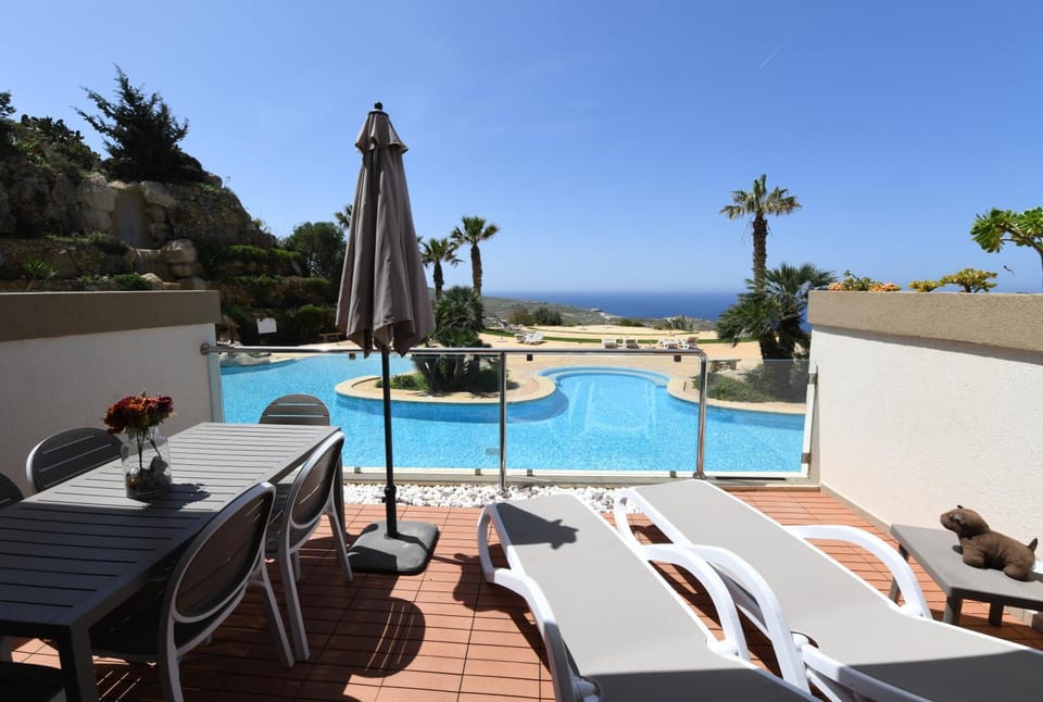 Patio, Communal lounge/ TV room, Day, Natural landscape, View (from property/room), Balcony/Terrace, Pool view, Sea view, Swimming pool, sunbed