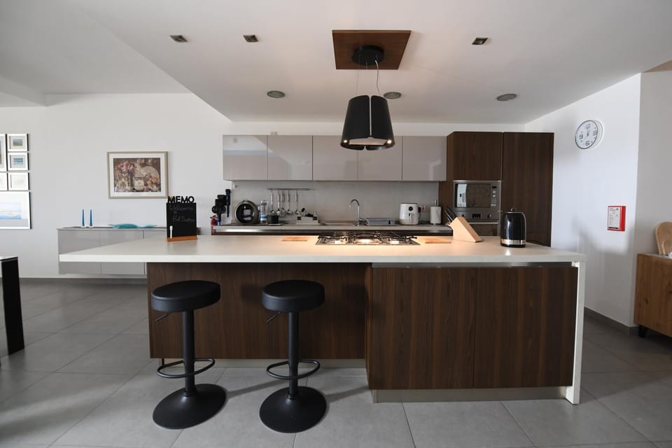 Coffee/tea facilities, Kitchen or kitchenette, oven, stove, toaster