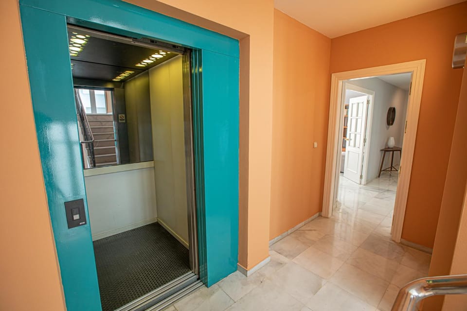 Lobby or reception, elevator