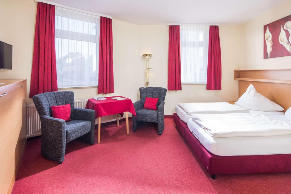 Bed, Photo of the whole room, Seating area, Guests