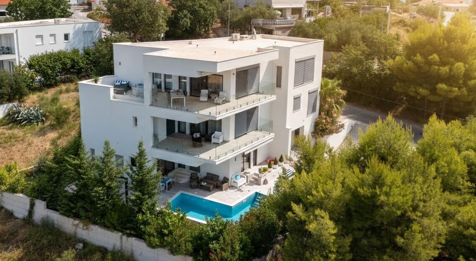 Property building, Patio, Spring, Day, Natural landscape, Bird's eye view, Garden, Garden view, Pool view, Swimming pool, sunbed