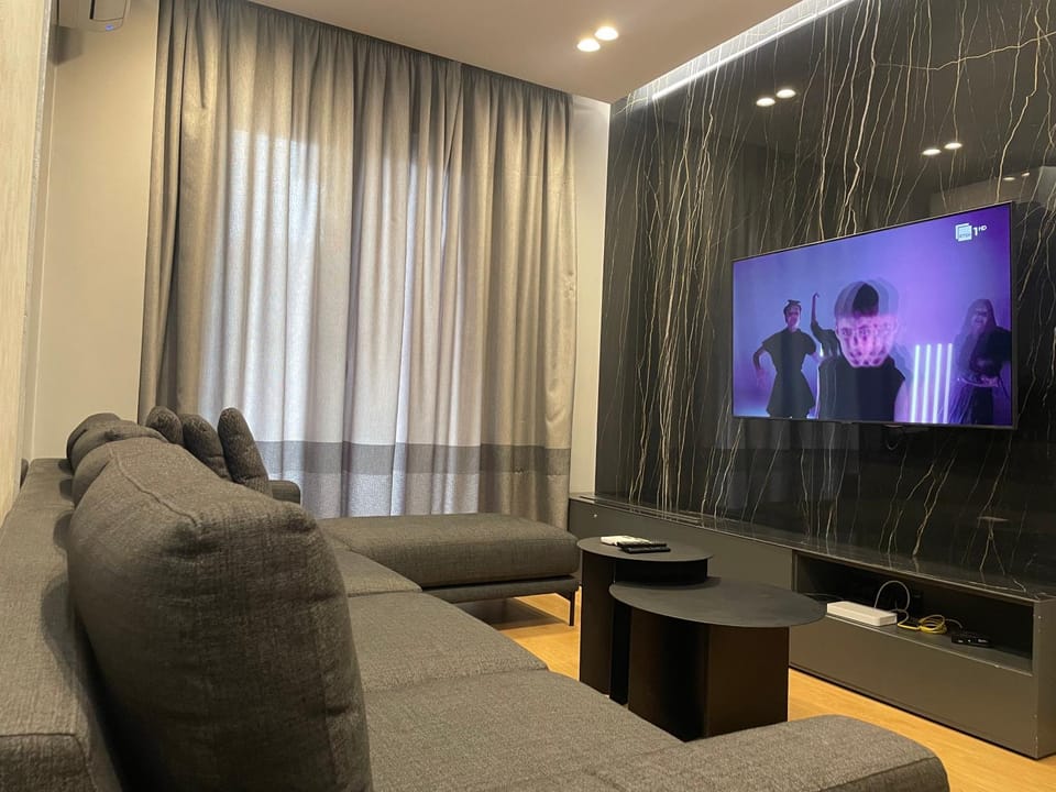 Communal lounge/ TV room, TV and multimedia, Living room, Seating area, Evening entertainment