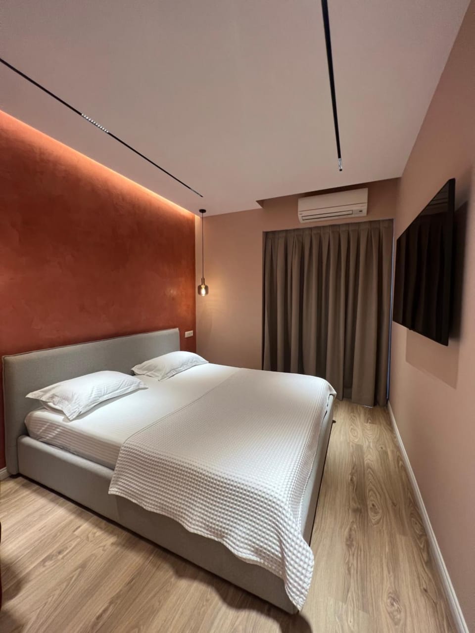 Bed, TV and multimedia, Photo of the whole room, Bedroom