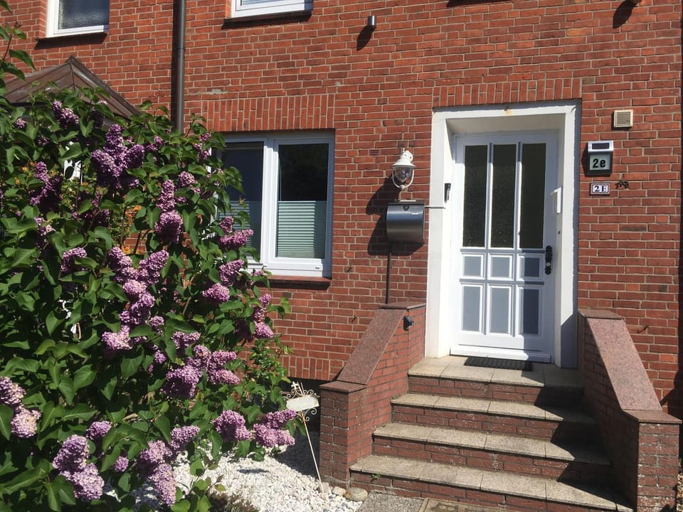 Facade/entrance, City view