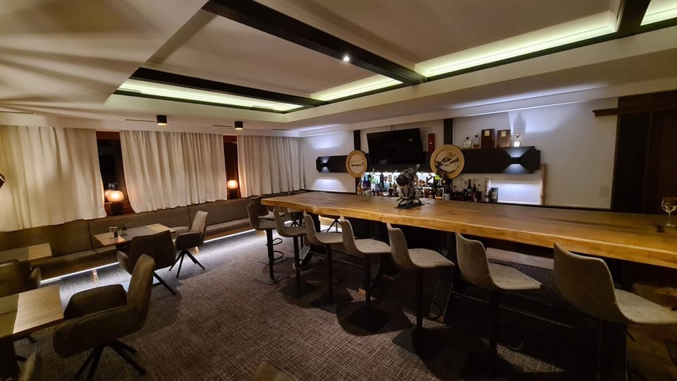 Restaurant/places to eat, Lounge or bar