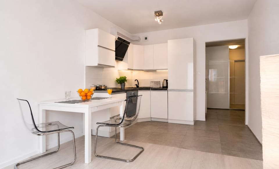 Coffee/tea facilities, Kitchen or kitchenette, Dining area, dishwasher, oven, stove, kitchen