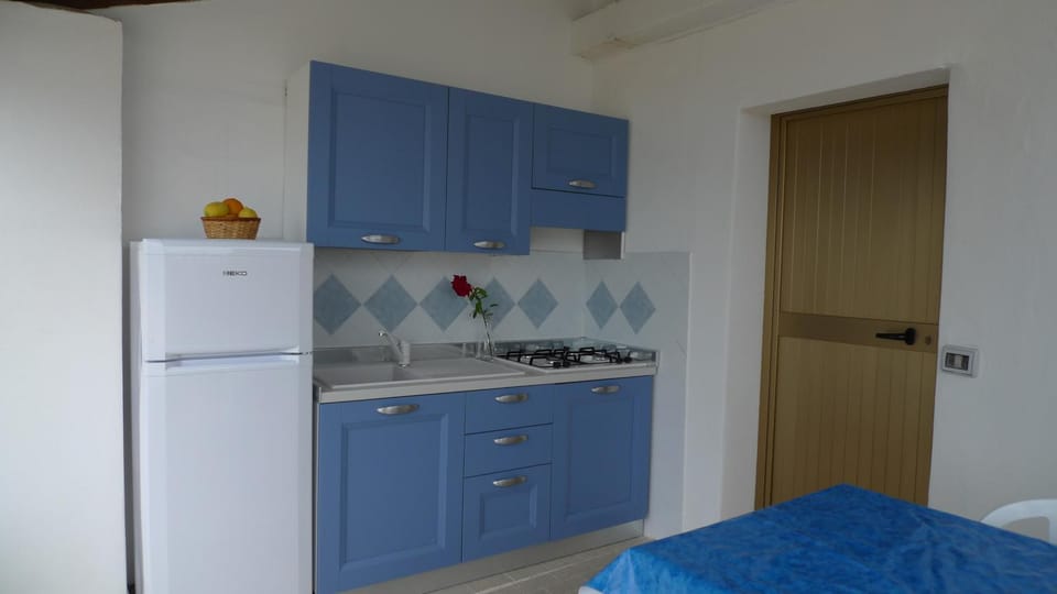Patio, Kitchen or kitchenette, Dining area