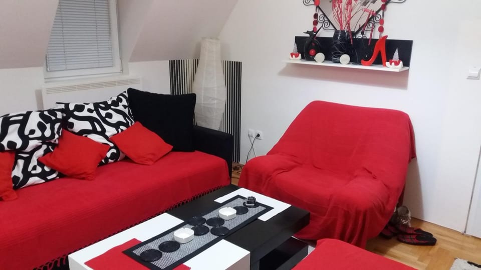 Bed, Photo of the whole room, Seating area, Street view, Inner courtyard view