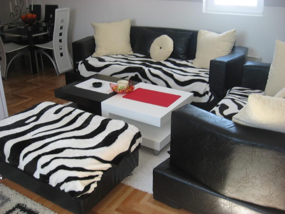 Bed, Living room, Photo of the whole room, Seating area