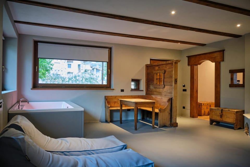 Photo of the whole room, Seating area