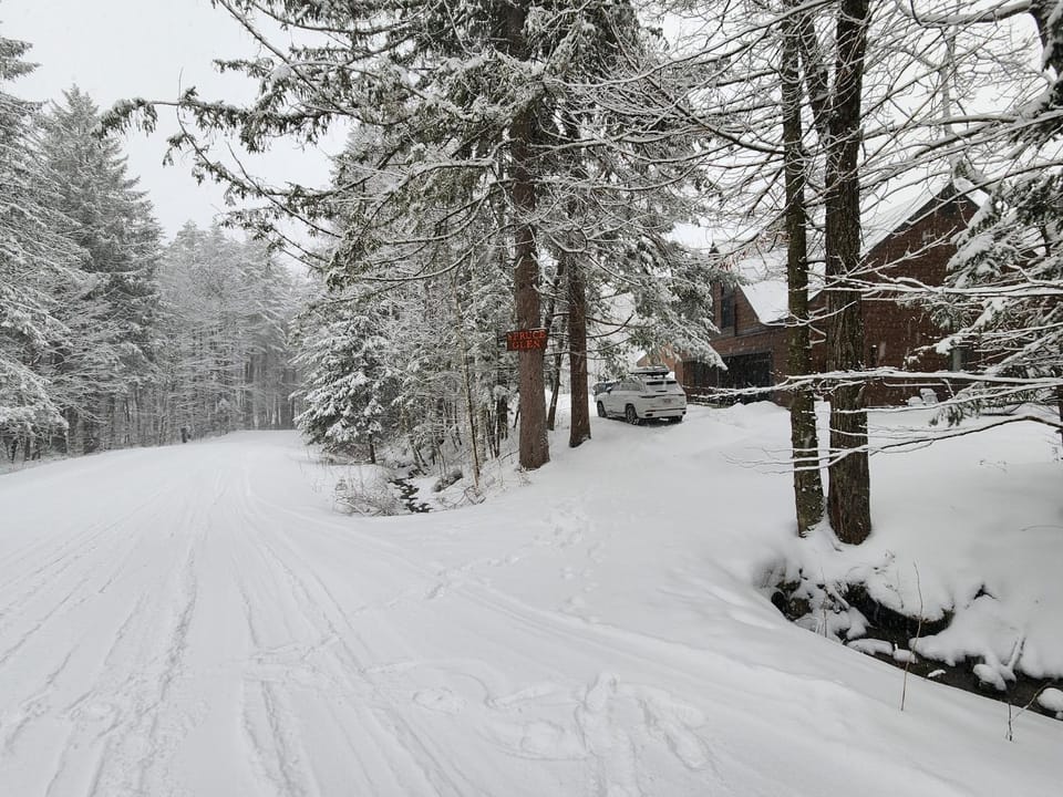 Skiing, Mountain view, Location