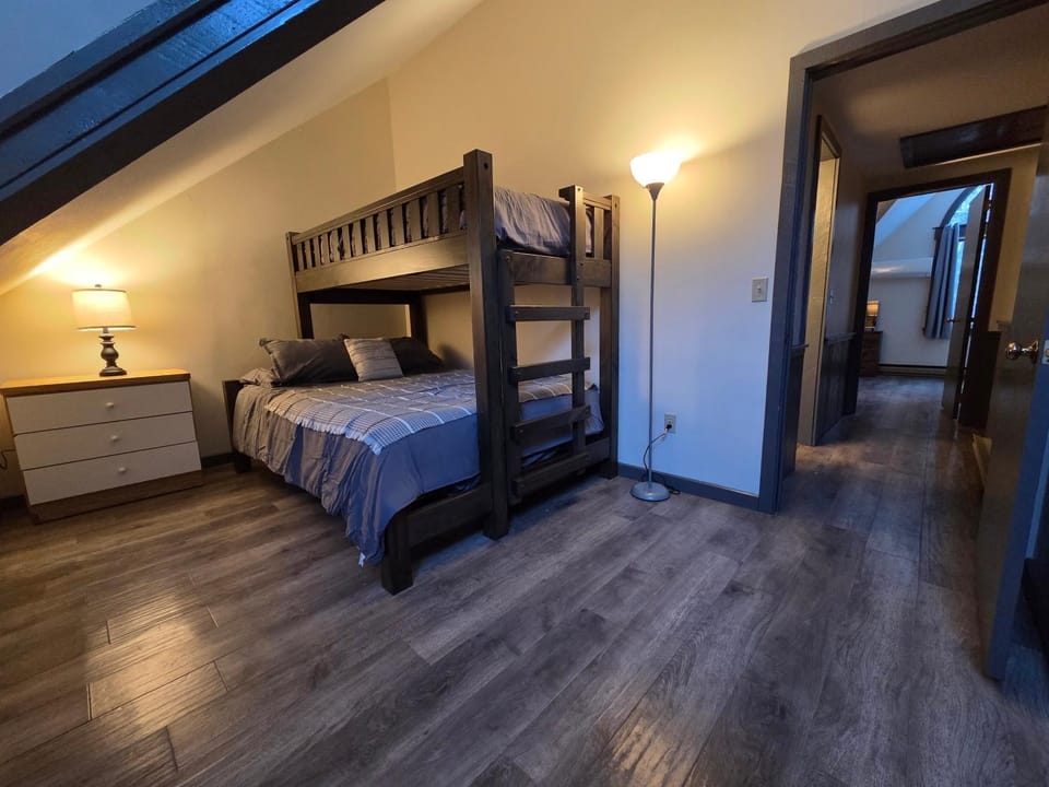 Bedroom, bunk bed