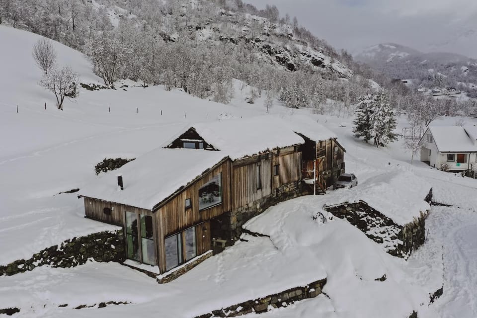 Ein heilt spesiell låve i Røldal House in Rogaland