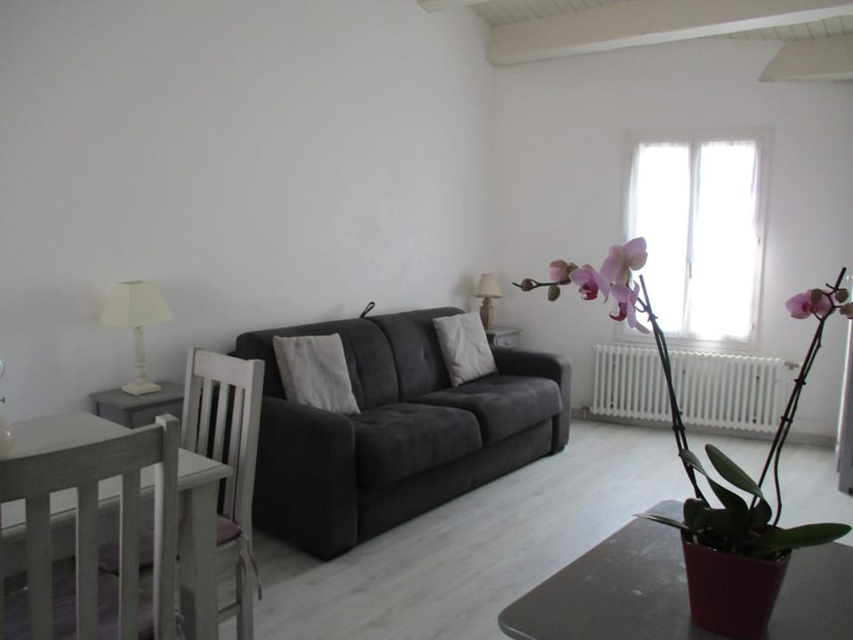 Living room, Dining area, Bedroom, Garden view, Street view