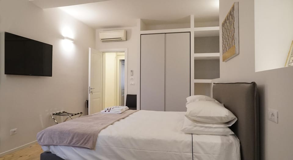 Bed, TV and multimedia, Photo of the whole room, Bedroom, towels, wardrobe, air conditioner