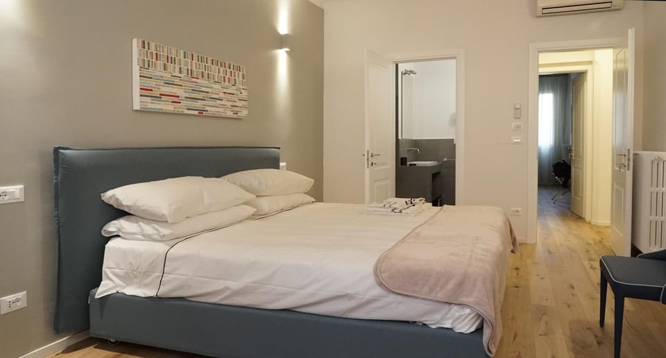 Bed, Photo of the whole room, Bedroom, air conditioner