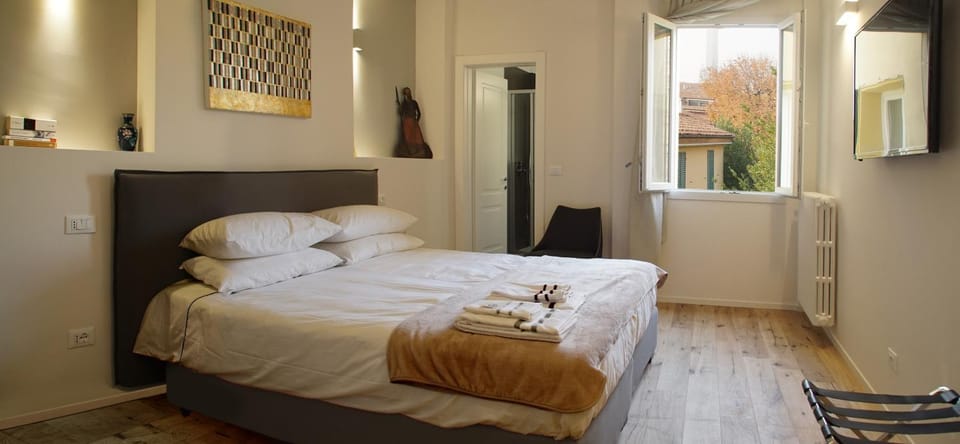 Bed, Photo of the whole room, Bedroom, towels
