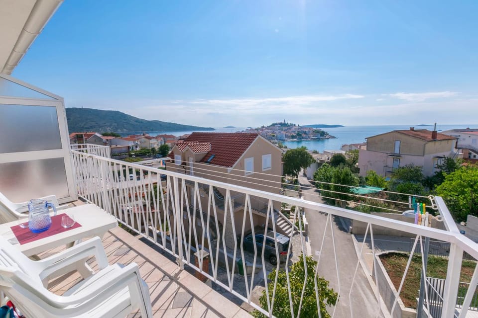 View (from property/room), Balcony/Terrace, City view, Sea view