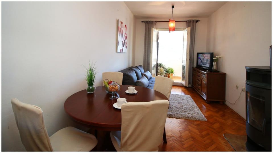 TV and multimedia, Kitchen or kitchenette, Seating area, Dining area