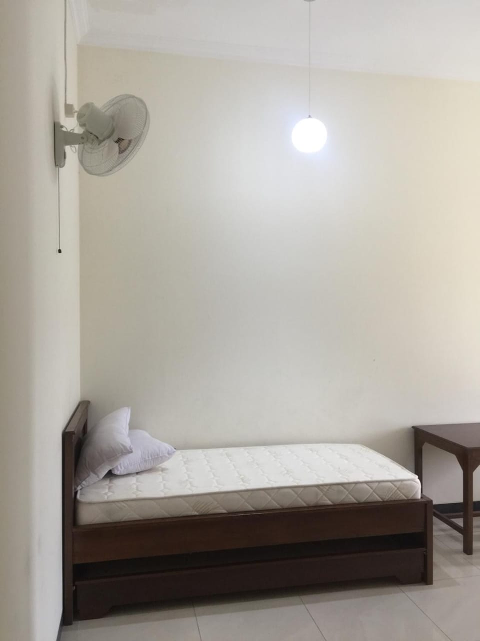 Bed, Photo of the whole room, fireplace