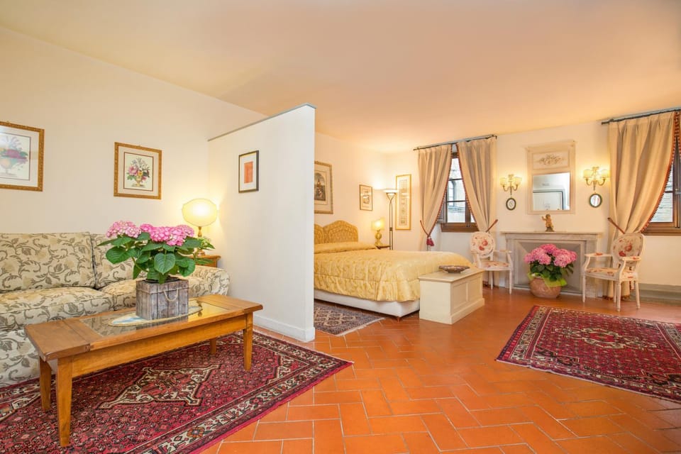 TV and multimedia, Coffee/tea facilities, Living room, Photo of the whole room, Bedroom, City view, Italian breakfast
