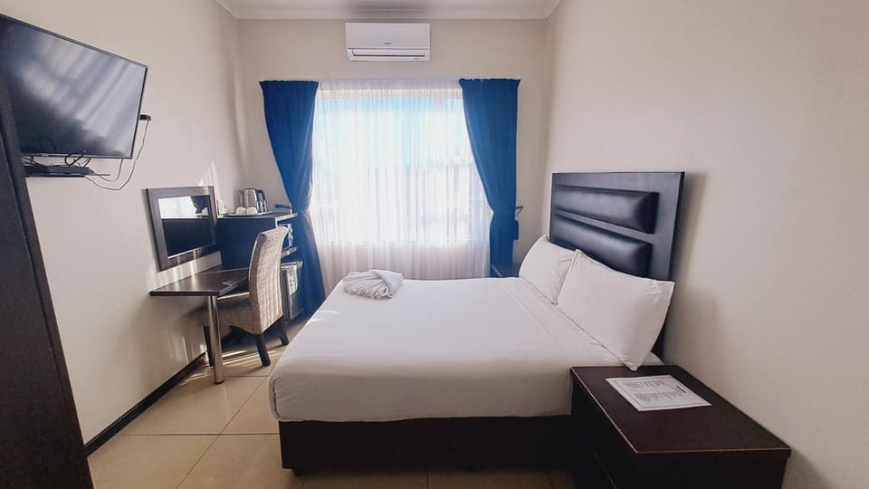 Bed, TV and multimedia, Photo of the whole room, Bedroom, hair dresser, air conditioner