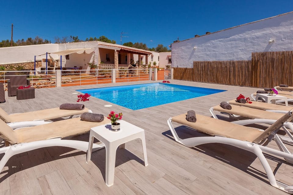 Swimming pool, sunbed