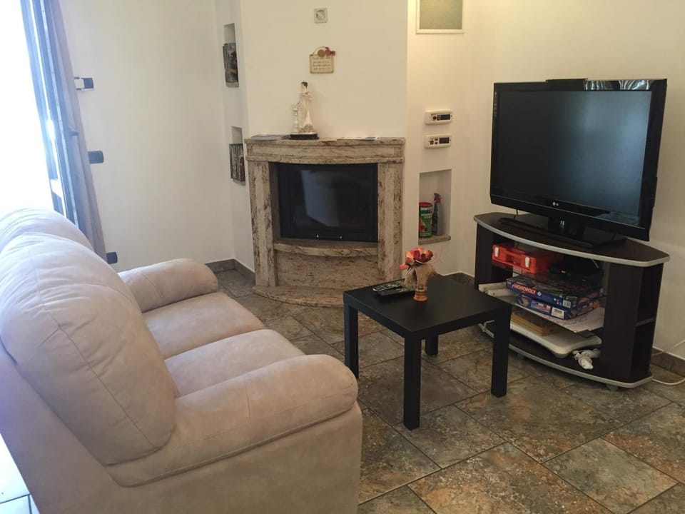 Communal lounge/ TV room, Living room, Seating area, Evening entertainment