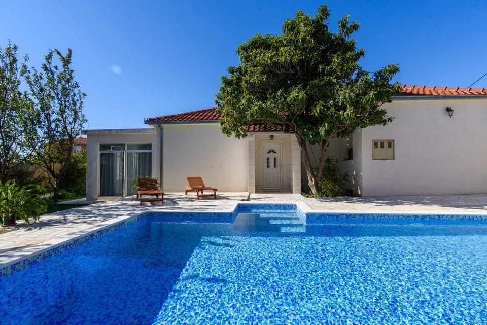 Property building, Facade/entrance, Day, Pool view, Swimming pool, sunbed