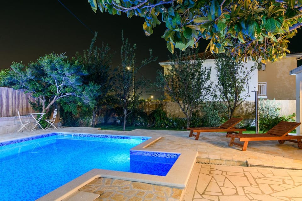 Patio, Night, Garden, Garden view, Pool view, Area and facilities, Swimming pool, sunbed
