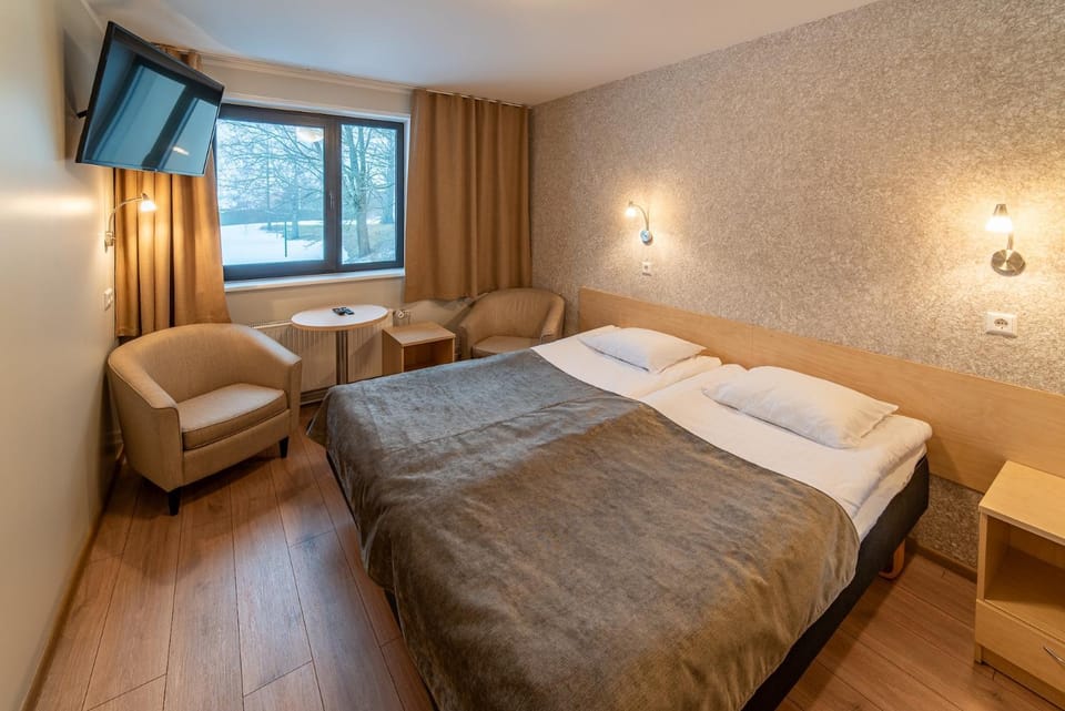 Bed, TV and multimedia, Photo of the whole room, Seating area, Bedroom, towels