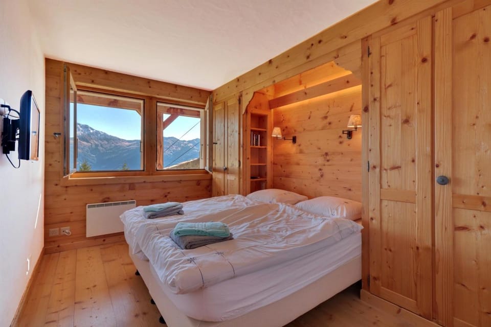 Bedroom, Mountain view