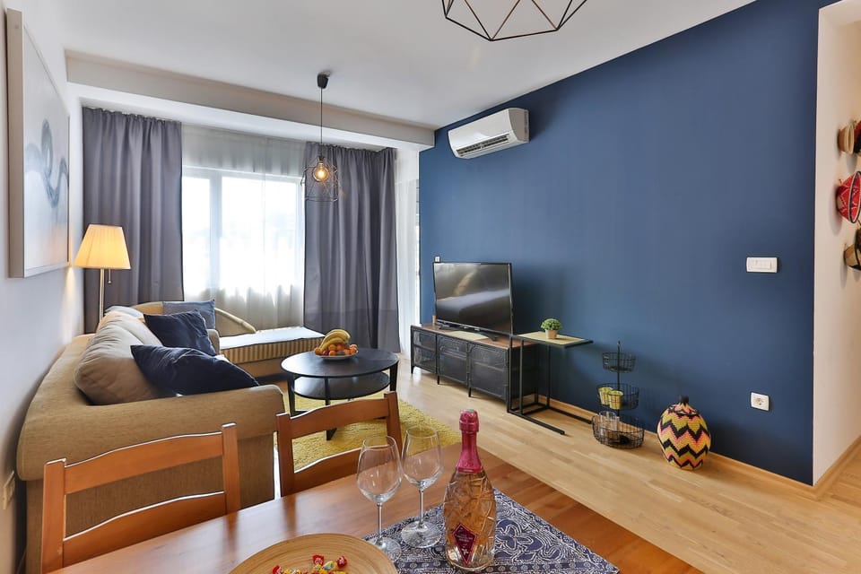 Communal lounge/ TV room, TV and multimedia, Living room, Seating area, Evening entertainment, air conditioner