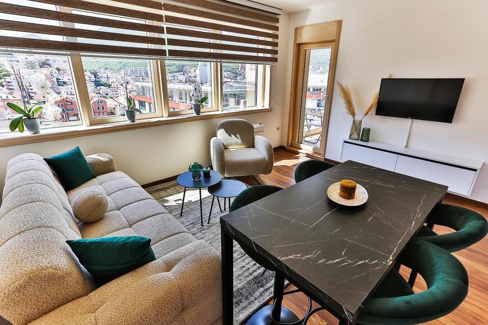 Communal lounge/ TV room, TV and multimedia, Living room, Seating area, Dining area, Sea view