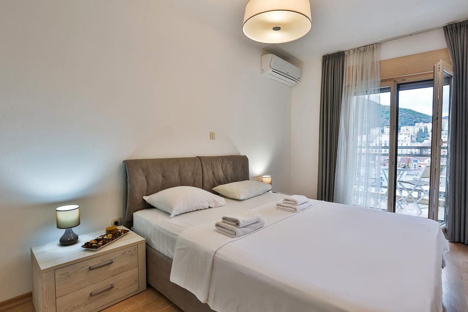 Bed, Photo of the whole room, Bedroom, towels, air conditioner