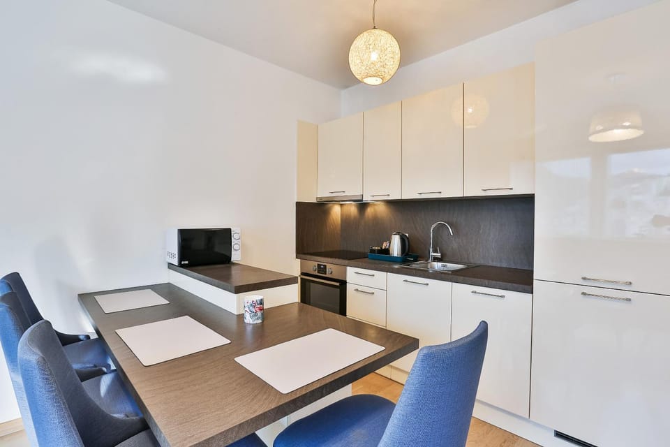 Kitchen or kitchenette, Seating area, Dining area, minibar, oven, pet friendly, stove