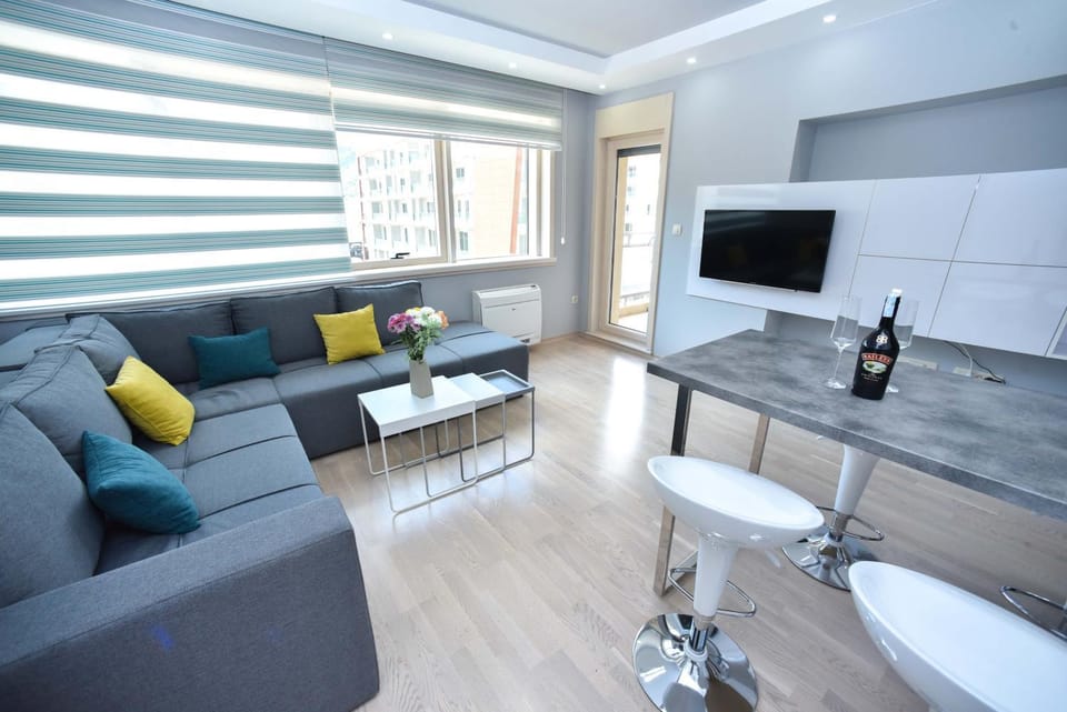 Communal lounge/ TV room, TV and multimedia, Living room, Food and drinks, Seating area, Evening entertainment, Drinks