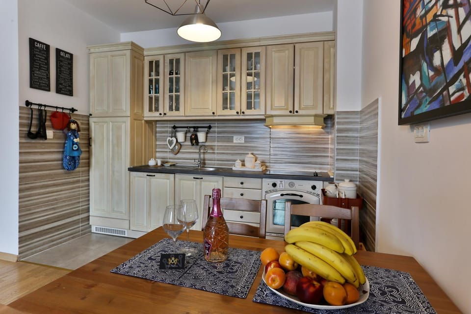Kitchen or kitchenette, Food and drinks, Dining area, oven