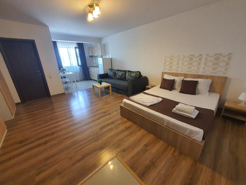 Bed, Living room, Photo of the whole room, Seating area, Bedroom, towels