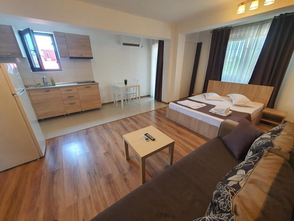 Bed, TV and multimedia, Kitchen or kitchenette, Living room, Photo of the whole room, Seating area, Bedroom, hair dresser, towels