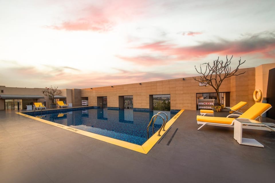 Pool view, Swimming pool, sunbed