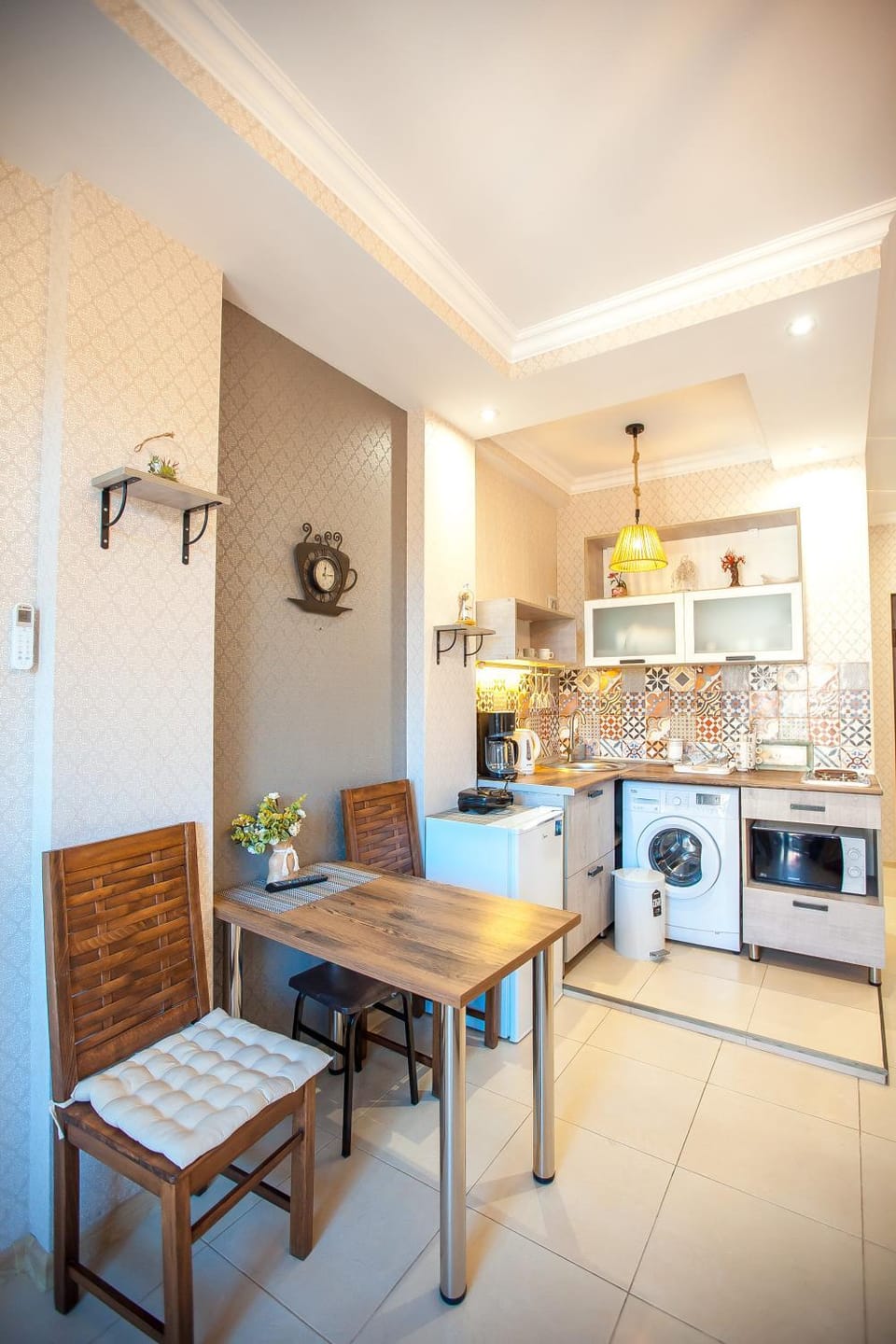 Kitchen or kitchenette, Dining area