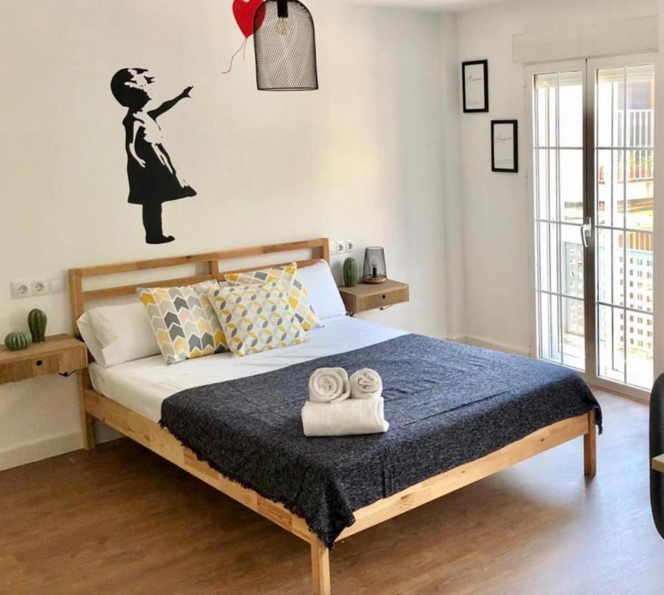 Photo of the whole room, Bedroom