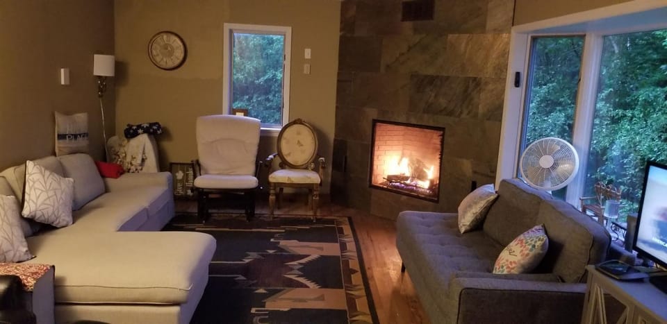 Amazing Views! Hunter Mt 5 Bedroom Home! Best location surrounded by beautiful Mt views! Enjoy Lakes, Ski Slopes & Firepit under Stars! House in Capital District, NY, USA