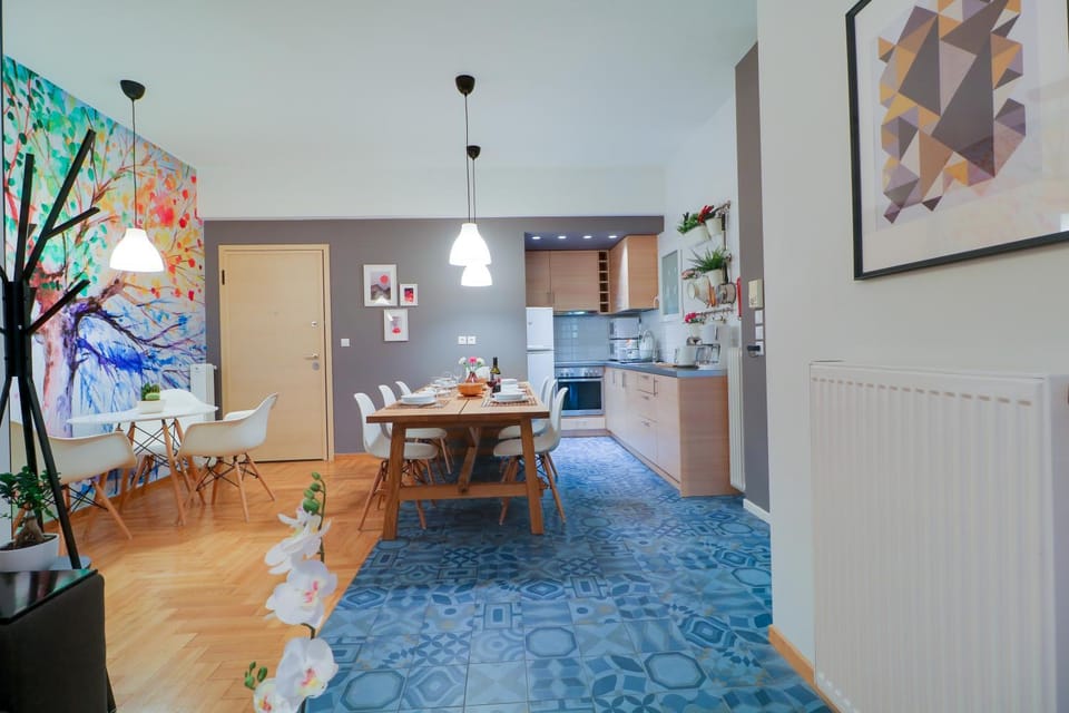 Staff, People, Coffee/tea facilities, Kitchen or kitchenette, Dining area, Communal kitchen, group of guests, Family