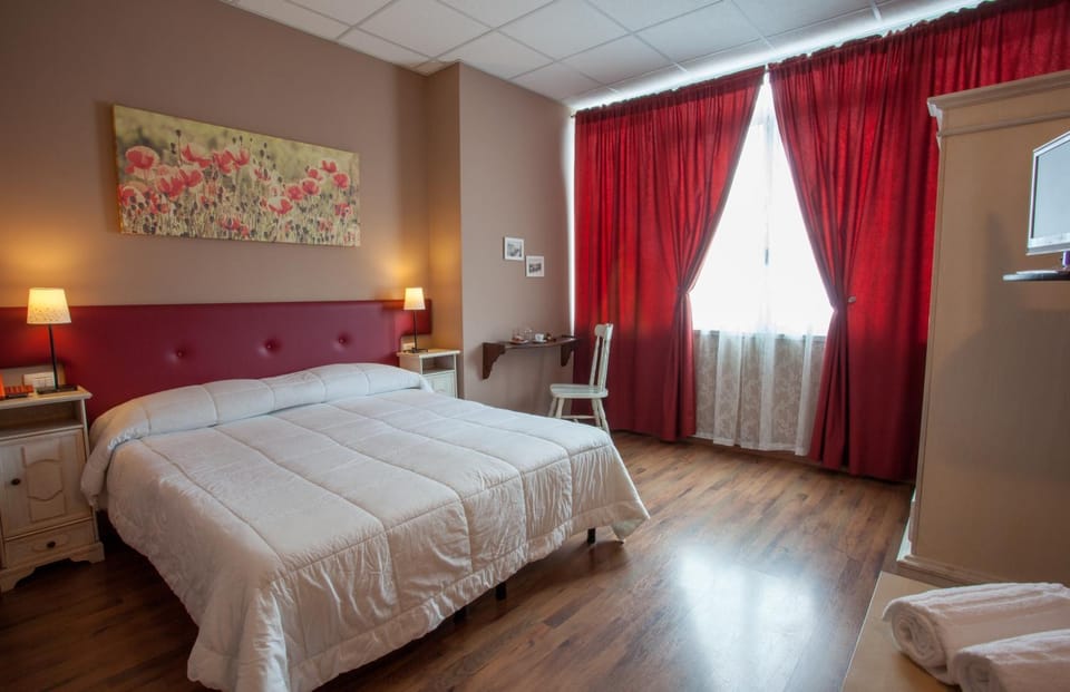 Photo of the whole room, Bedroom