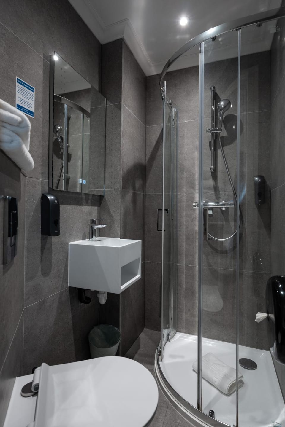 Shower, Toilet, Bathroom, towels