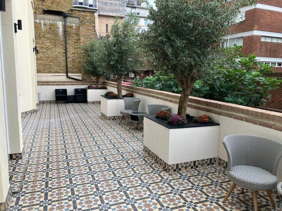 Property building, Garden, Balcony/Terrace